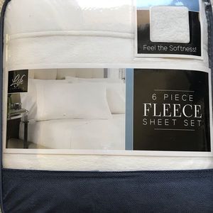 Queen: White fleece sheet set